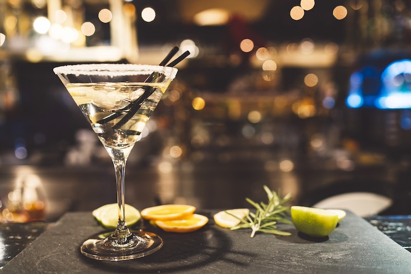 Jak odpowiednio serwować martini w różnych kieliszkach?
